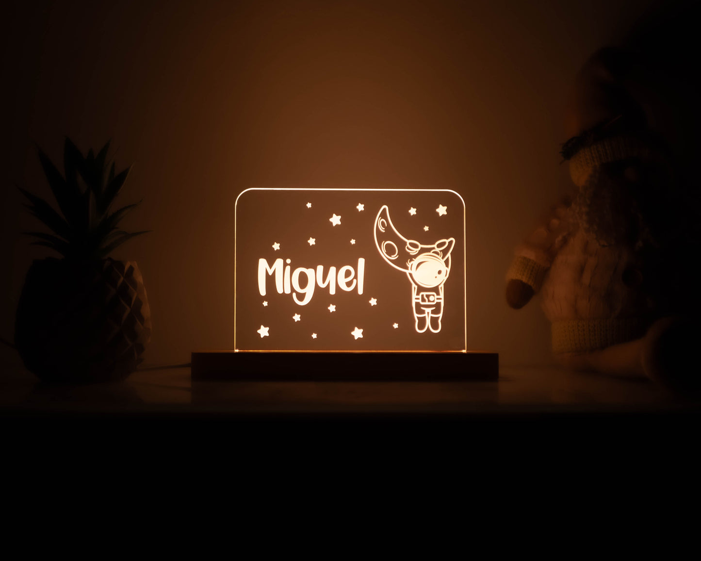 Candeeiro LED Astronauta com a lua personalizável com base em madeira e controlo de intensidade