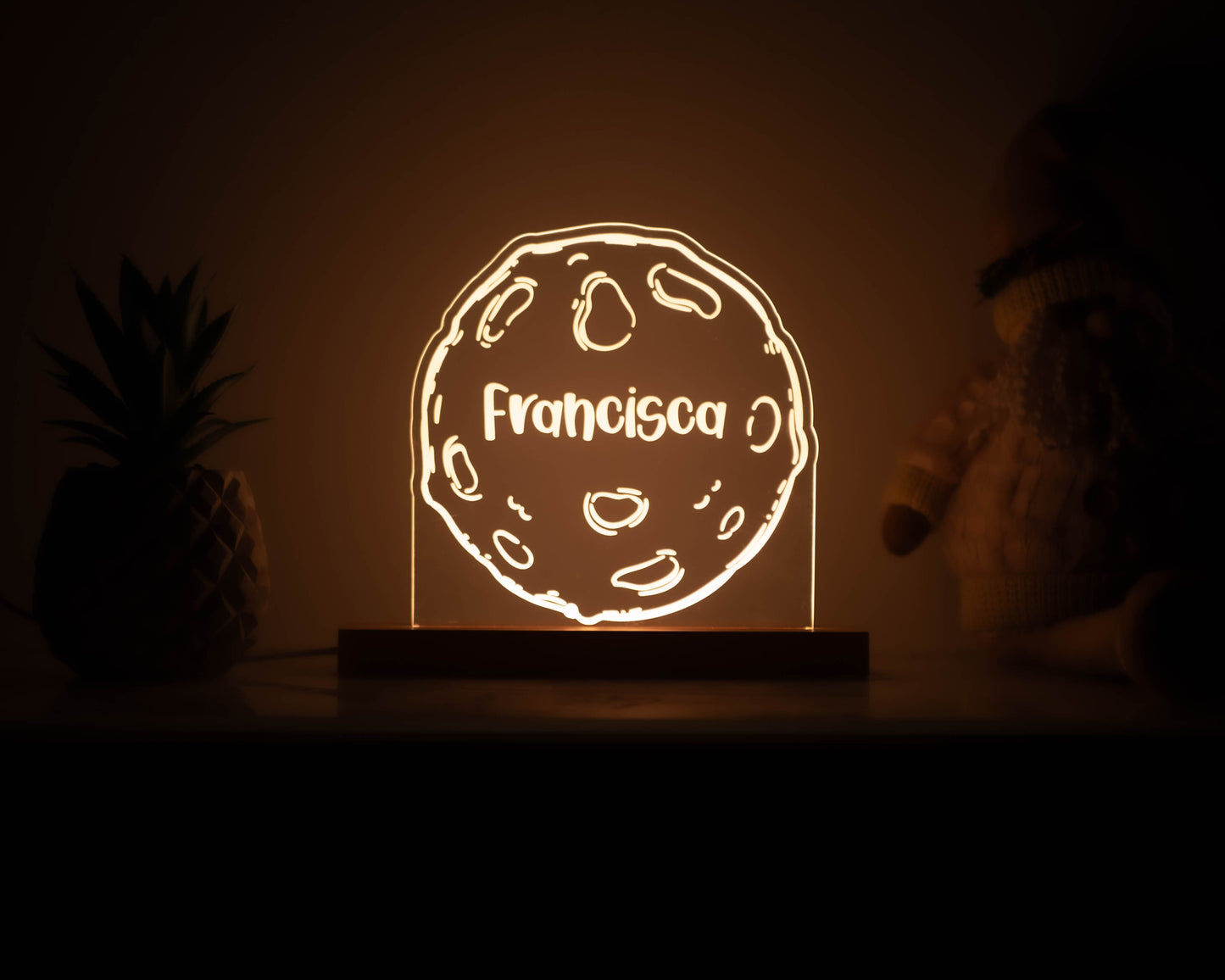 Candeeiro LED Lua com crateras personalizável com base em madeira e controlo de intensidade