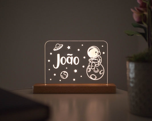 Candeeiro LED Astronauta personalizável com base em madeira e controlo de intensidade