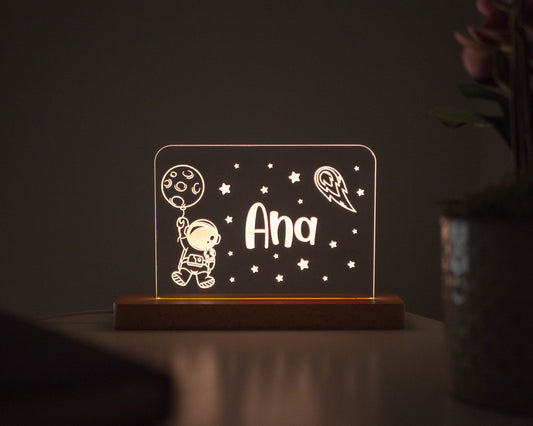 Candeeiro LED Astronauta com Balão personalizável com base em madeira e controlo de intensidade