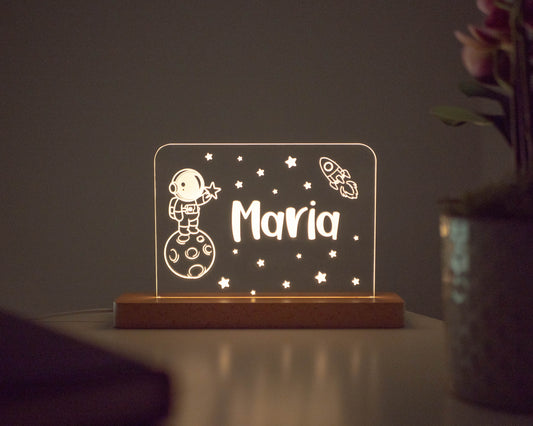 Candeeiro LED Astronauta no planeta personalizável com base em madeira e controlo de intensidade
