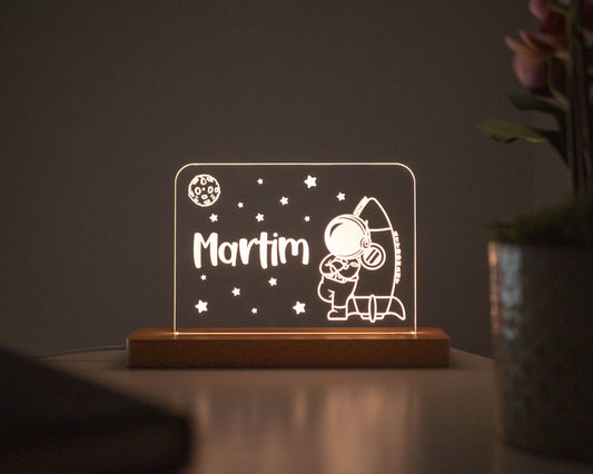 Candeeiro LED Astronauta e foguetão personalizável com base em madeira e controlo de intensidade