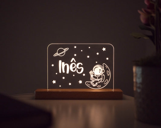 Candeeiro LED Astronauta a ler na Lua personalizável com base em madeira e controlo de intensidade
