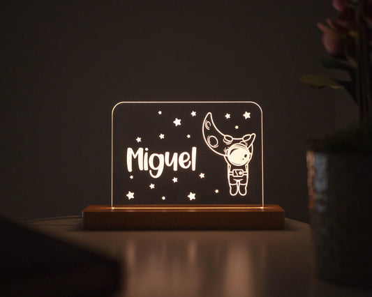 Candeeiro LED Astronauta com a lua personalizável com base em madeira e controlo de intensidade