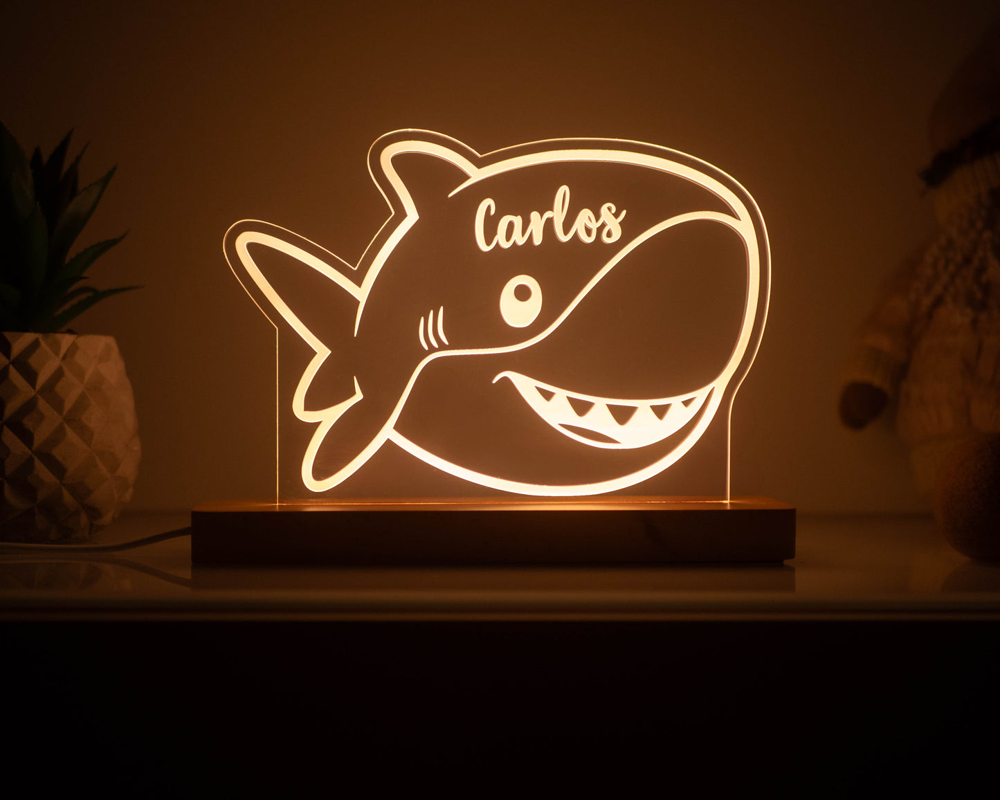 Candeeiro LED Tubarão personalizável com base em madeira e controlo de intensidade