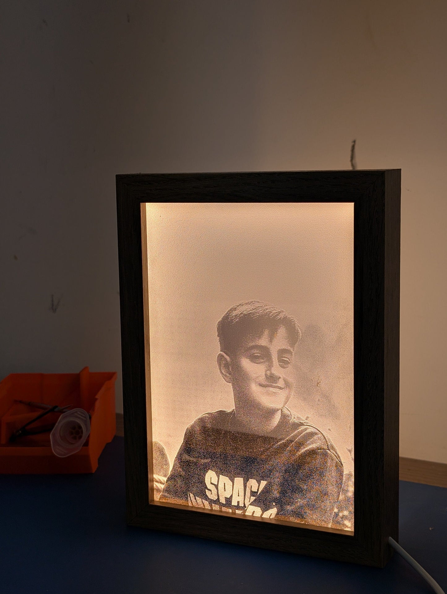 Quadro LED personalizável com moldura em madeira e controlo de intensidade