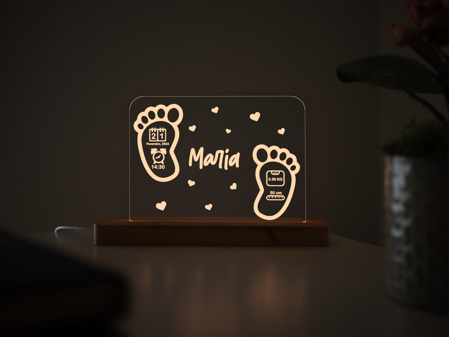 Candeeiro LED Pezinhos personalizável com base em madeira e controlo de intensidade