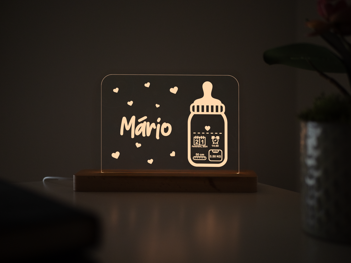 Candeeiro LED Biberão personalizável com base em madeira e controlo de intensidade