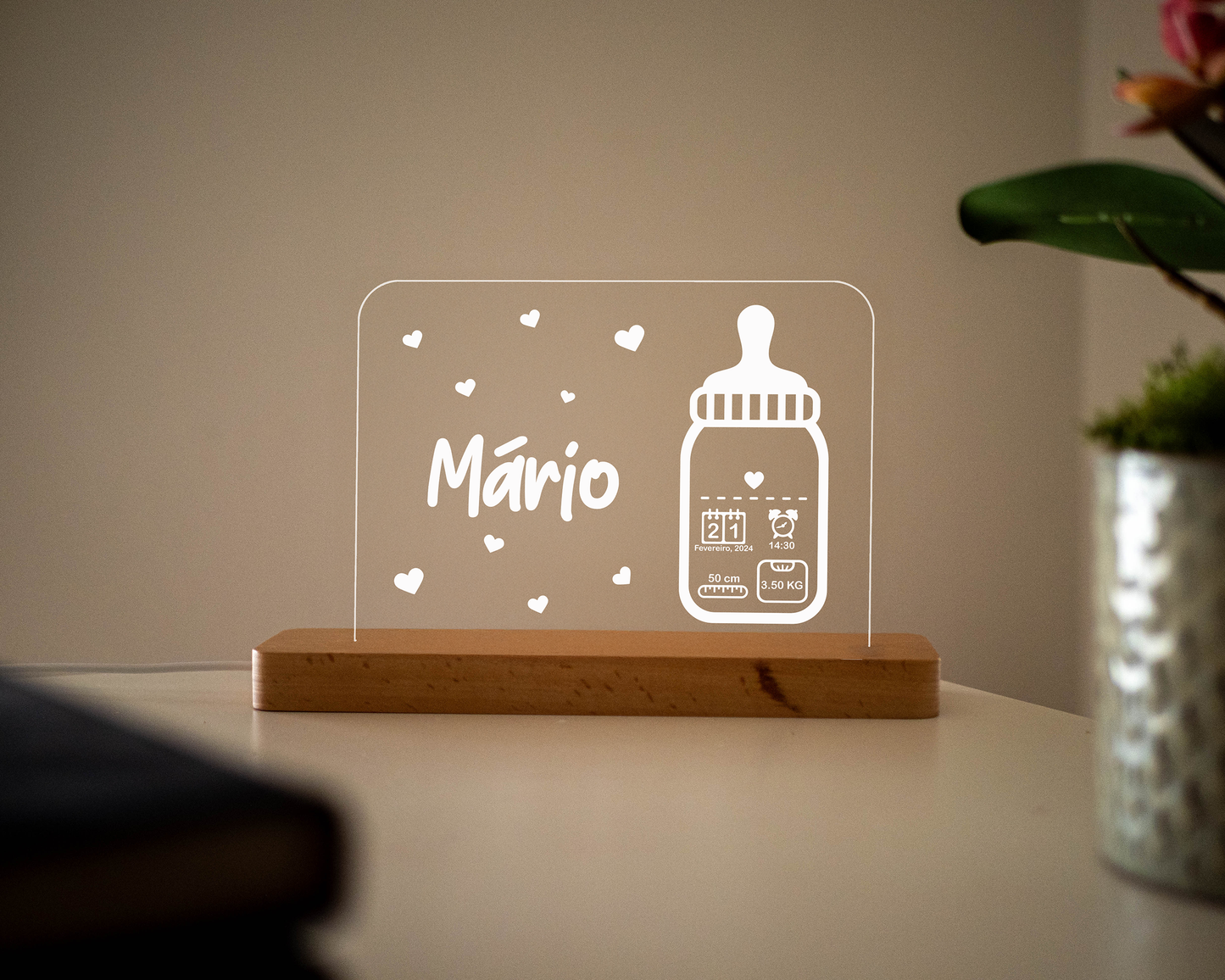 Candeeiro LED Biberão personalizável com base em madeira e controlo de intensidade