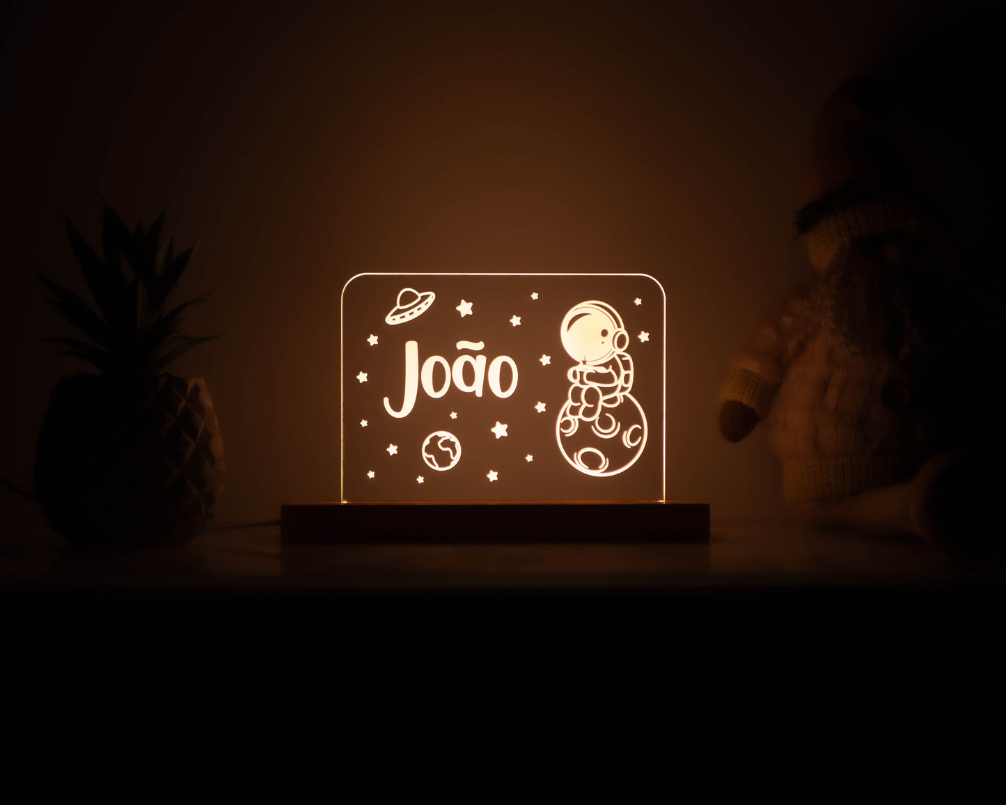 Candeeiro LED Astronauta personalizável com base em madeira e controlo de intensidade