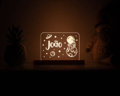 Candeeiro LED Astronauta personalizável com base em madeira e controlo de intensidade