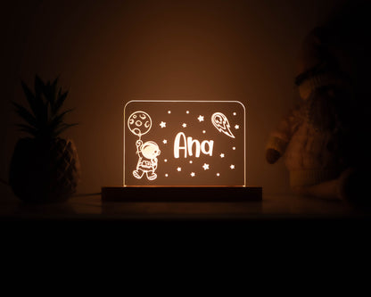 Candeeiro LED Astronauta com Balão personalizável com base em madeira e controlo de intensidade