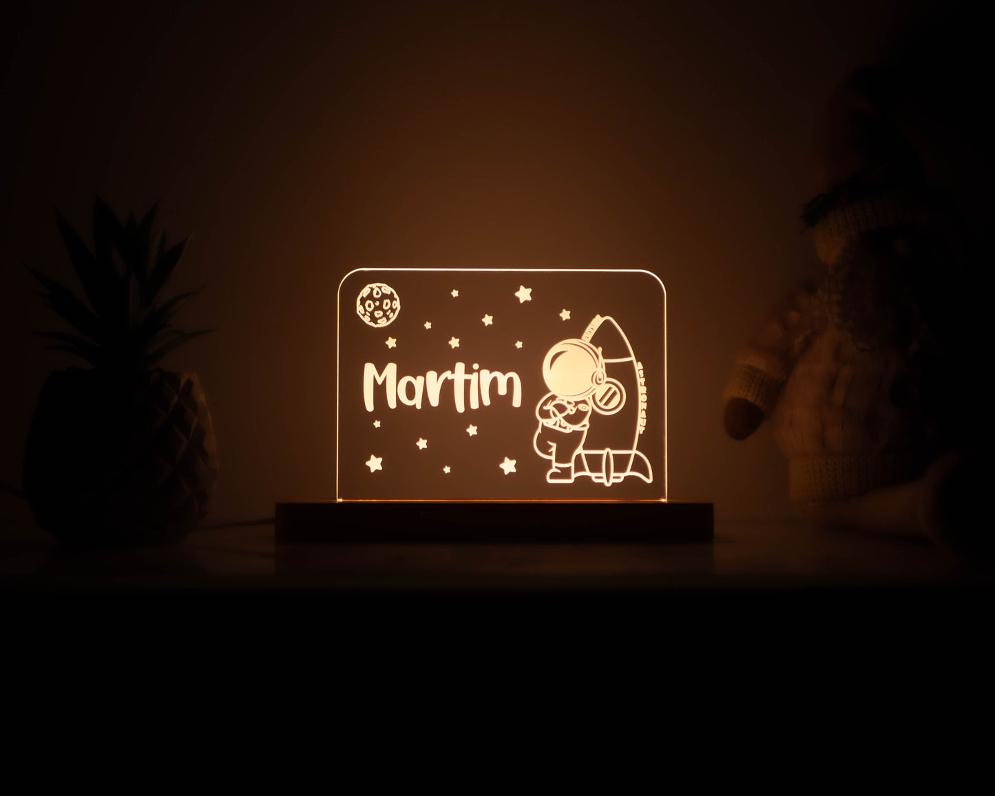Candeeiro LED Astronauta e foguetão personalizável com base em madeira e controlo de intensidade