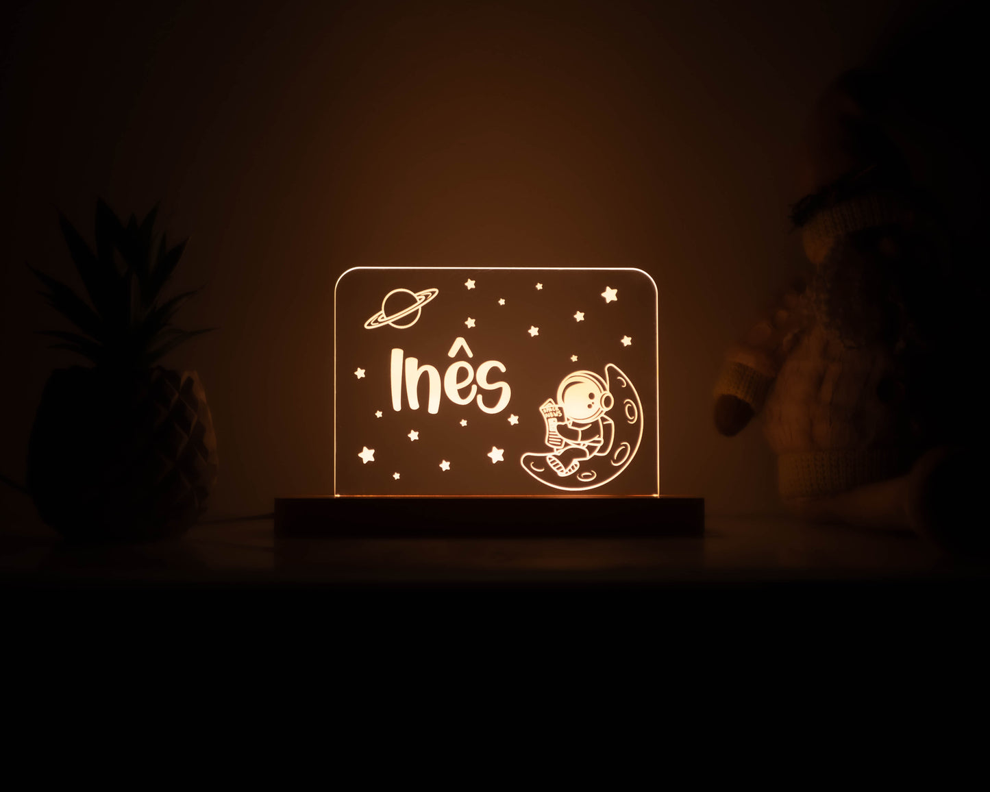Candeeiro LED Astronauta a ler na Lua personalizável com base em madeira e controlo de intensidade