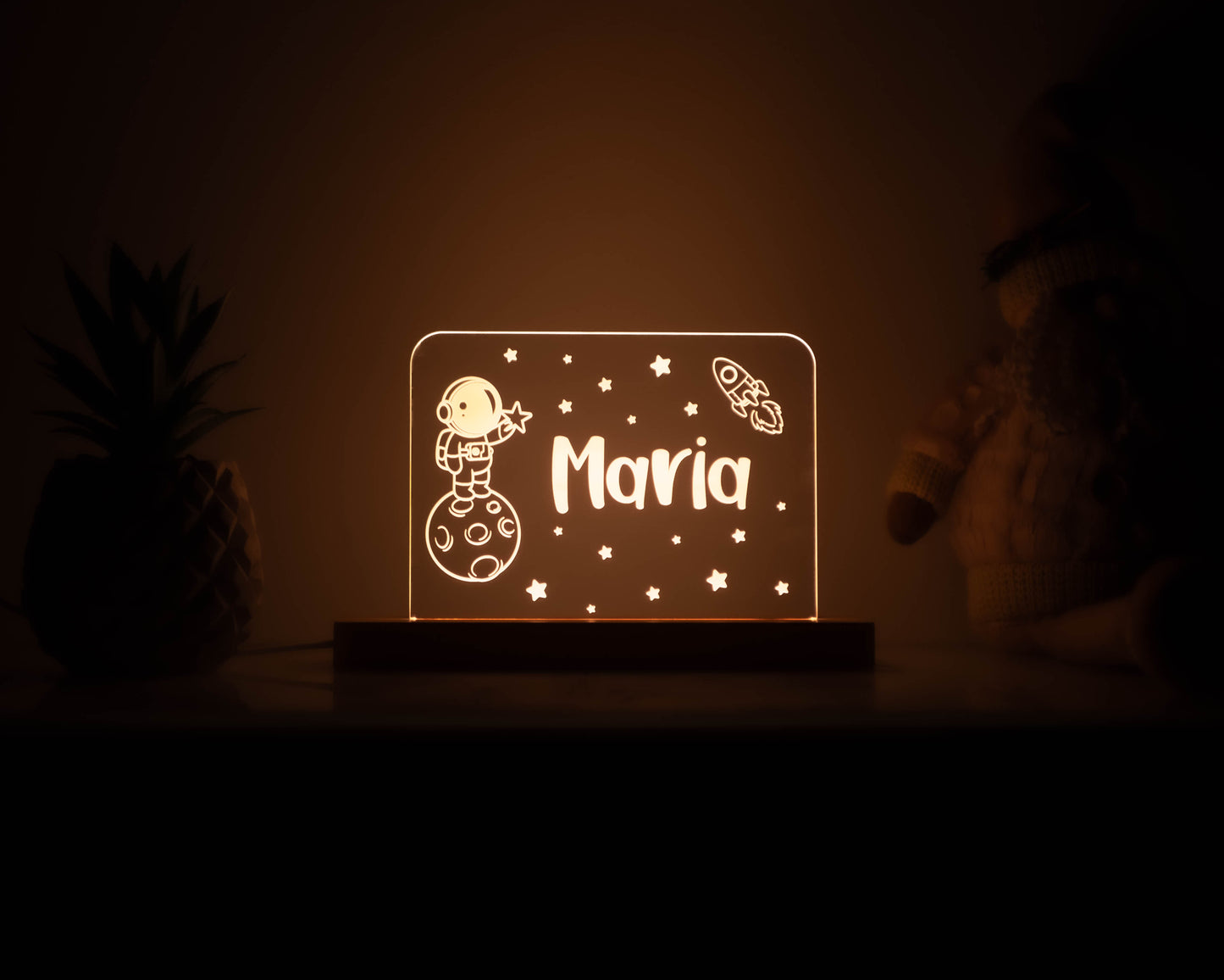 Candeeiro LED Astronauta no planeta personalizável com base em madeira e controlo de intensidade