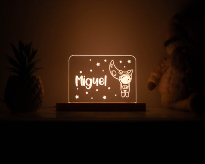 Candeeiro LED Astronauta com a lua personalizável com base em madeira e controlo de intensidade
