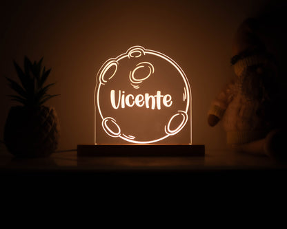 Candeeiro LED Lua personalizável com base em madeira e controlo de intensidade