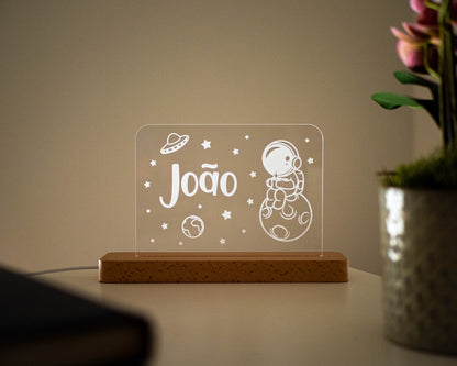 Candeeiro LED Astronauta personalizável com base em madeira e controlo de intensidade