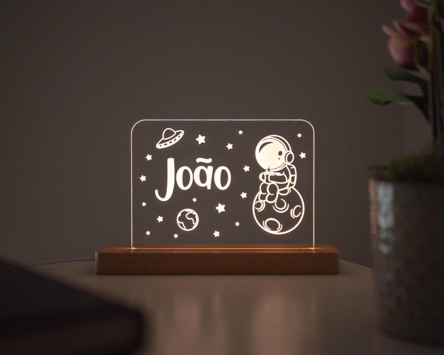 Candeeiro LED Astronauta personalizável com base em madeira e controlo de intensidade