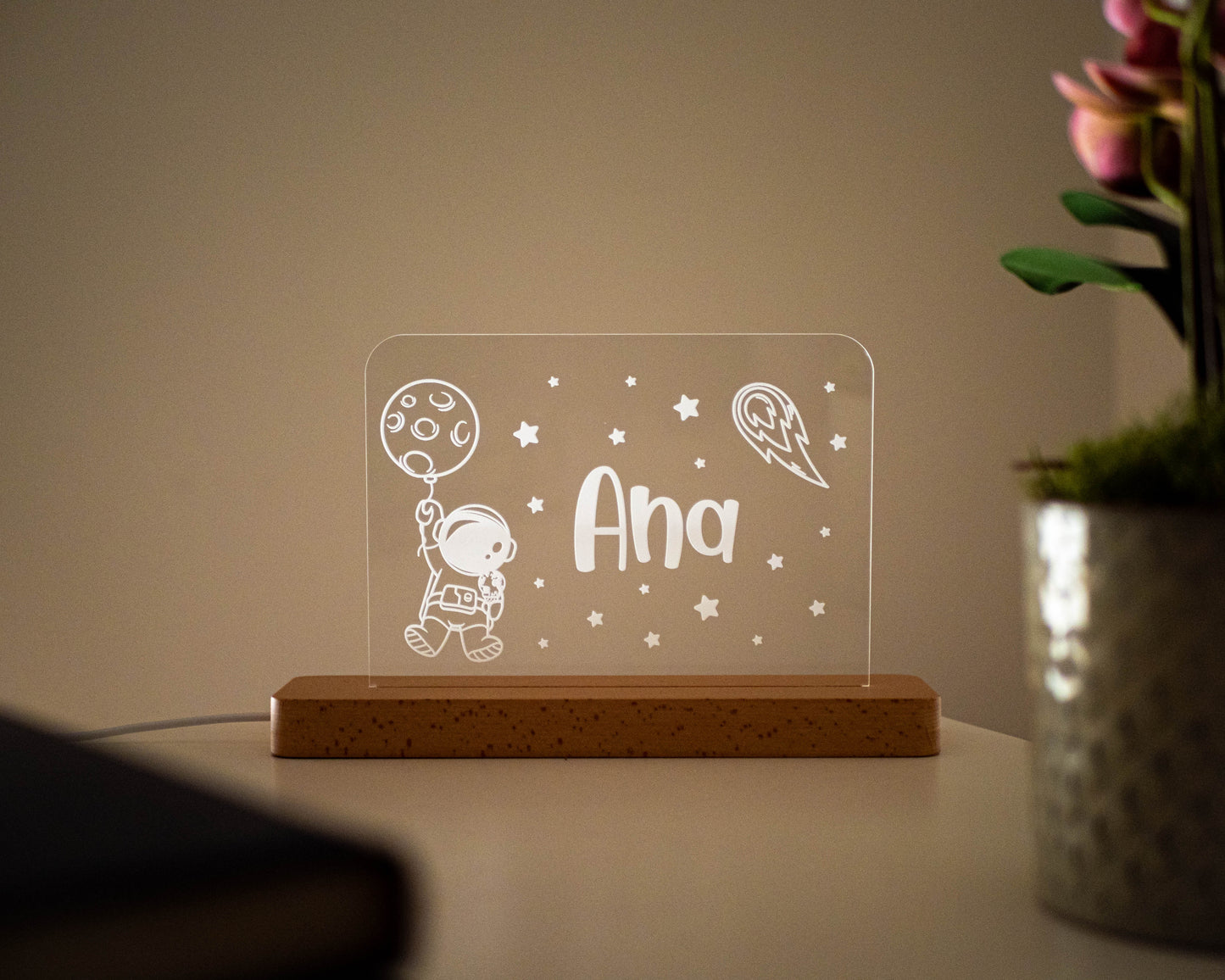 Candeeiro LED Astronauta com Balão personalizável com base em madeira e controlo de intensidade