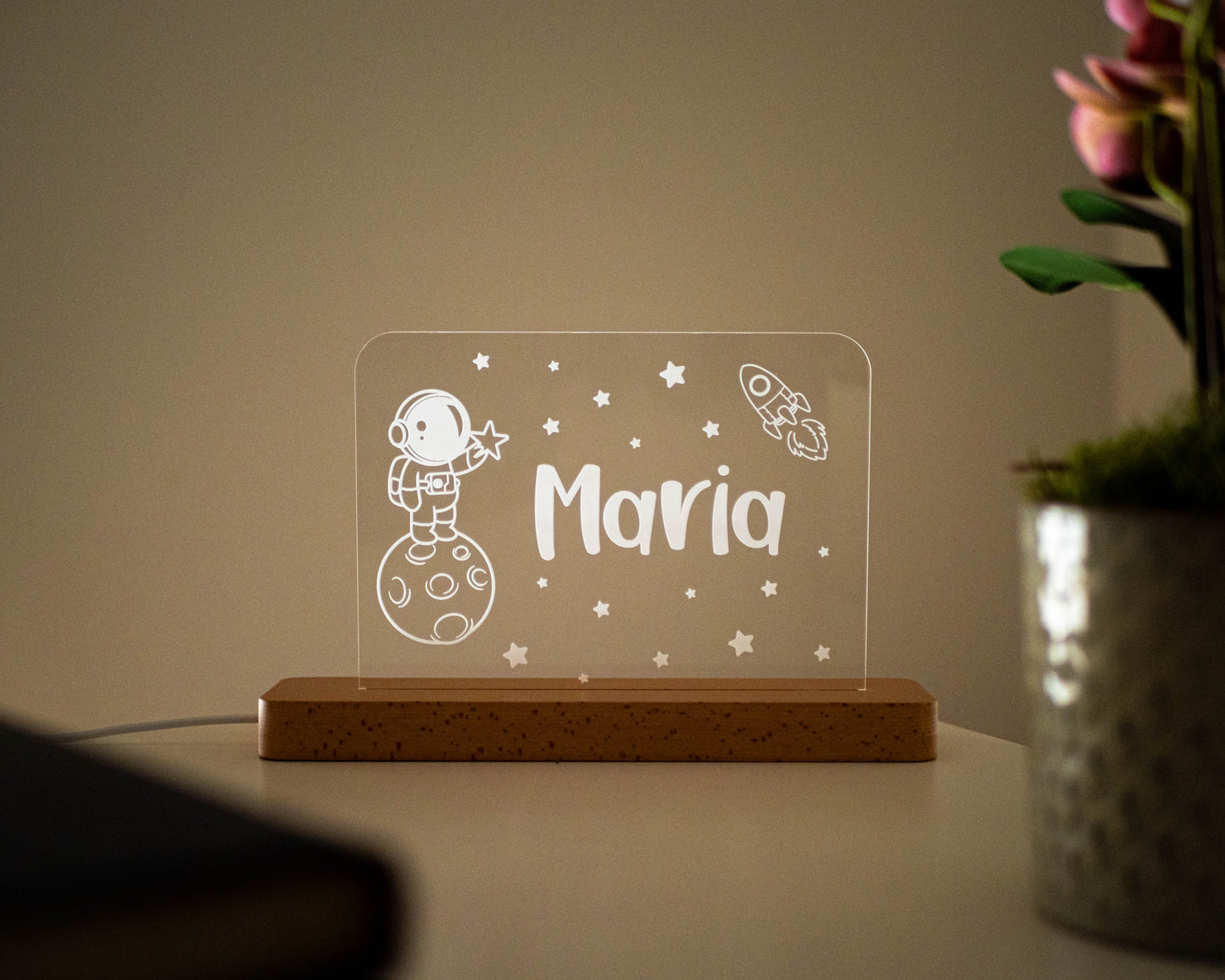 Candeeiro LED Astronauta no planeta personalizável com base em madeira e controlo de intensidade