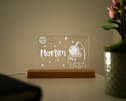 Candeeiro LED Astronauta e foguetão personalizável com base em madeira e controlo de intensidade