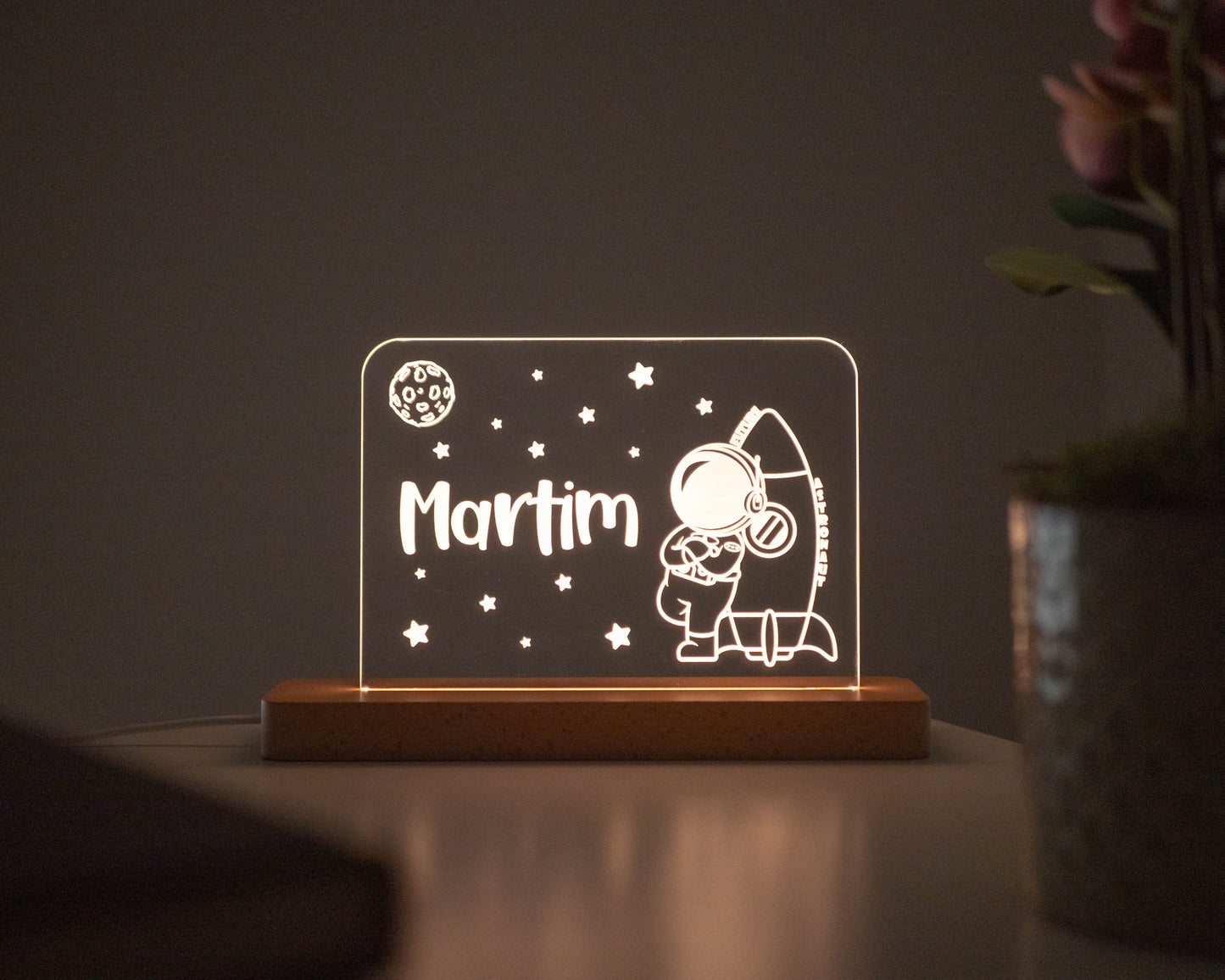 Candeeiro LED Astronauta e foguetão personalizável com base em madeira e controlo de intensidade