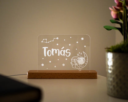 Candeeiro LED Boa noite, Astronauta personalizável com base em madeira e controlo de intensidade