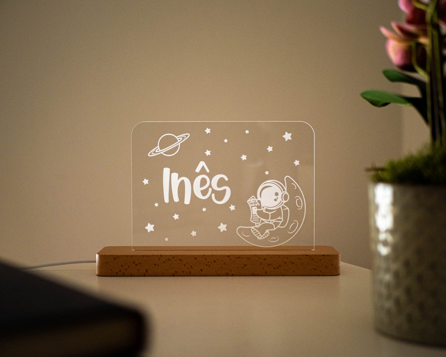 Candeeiro LED Astronauta a ler na Lua personalizável com base em madeira e controlo de intensidade