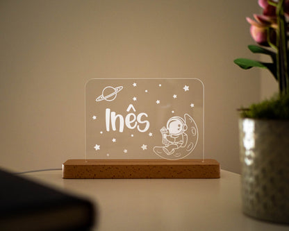 Candeeiro LED Astronauta a ler na Lua personalizável com base em madeira e controlo de intensidade