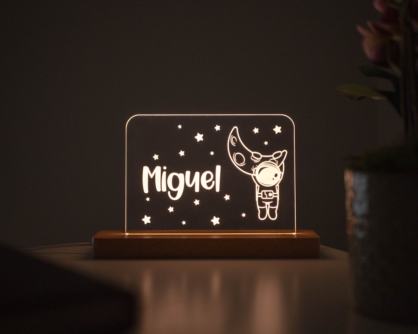 Candeeiro LED Astronauta com a lua personalizável com base em madeira e controlo de intensidade