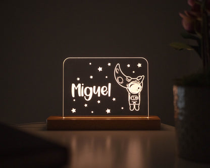 Candeeiro LED Astronauta com a lua personalizável com base em madeira e controlo de intensidade
