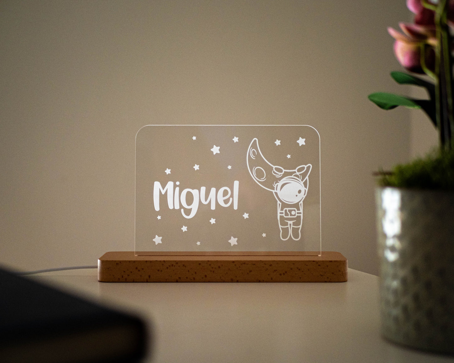 Candeeiro LED Astronauta com a lua personalizável com base em madeira e controlo de intensidade