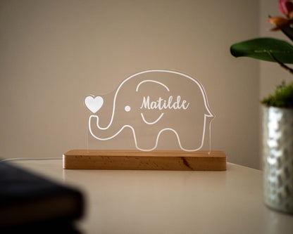Candeeiro LED Elefante personalizável com base em madeira e controlo de intensidade
