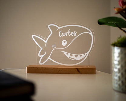Candeeiro LED Tubarão personalizável com base em madeira e controlo de intensidade