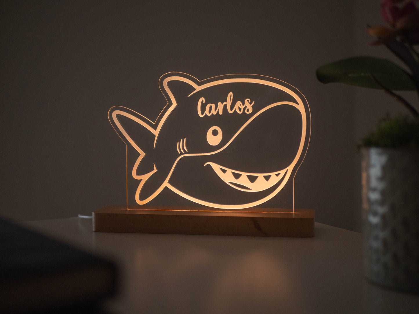 Candeeiro LED Tubarão personalizável com base em madeira e controlo de intensidade