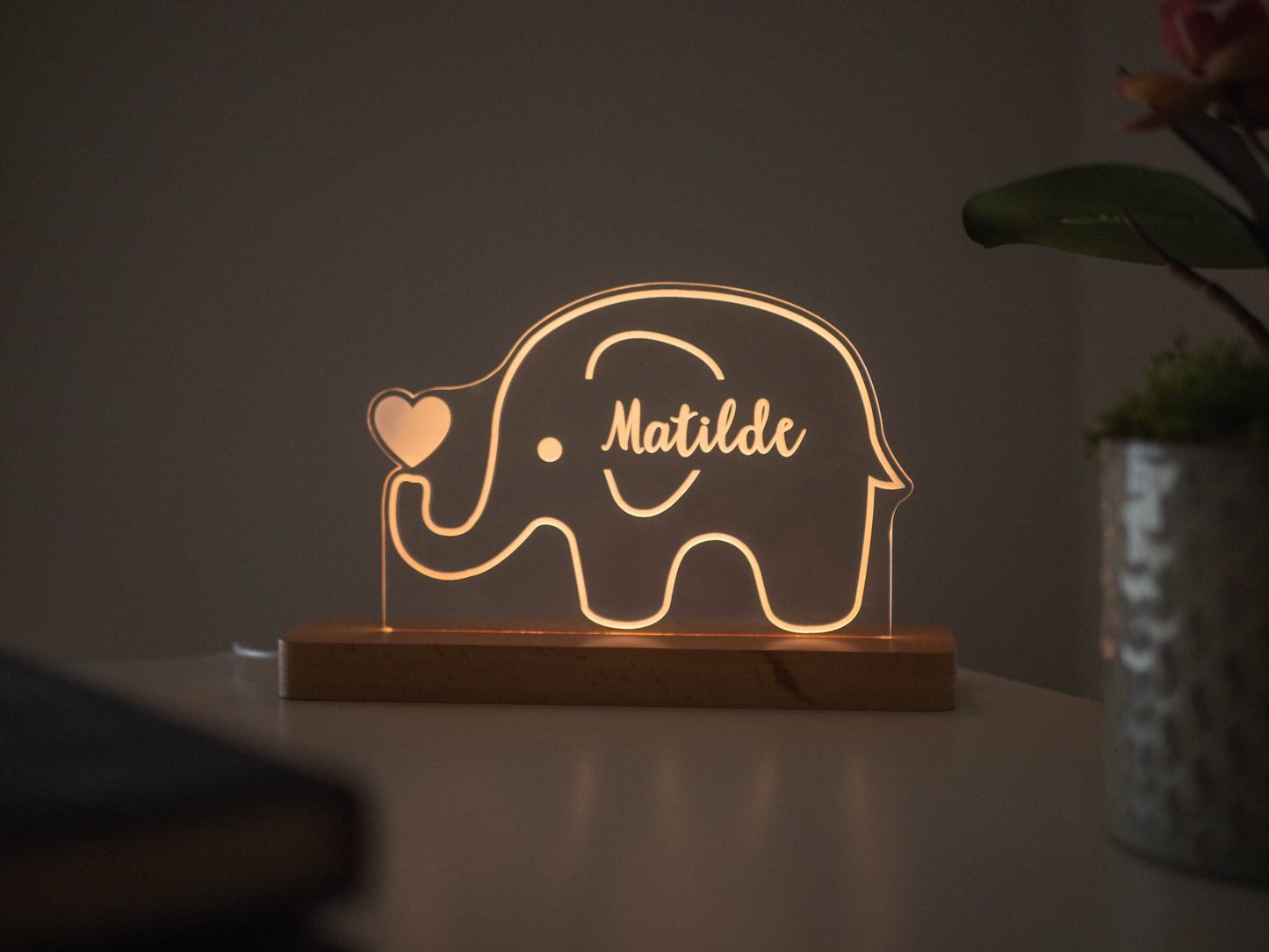 Candeeiro LED Elefante personalizável com base em madeira e controlo de intensidade