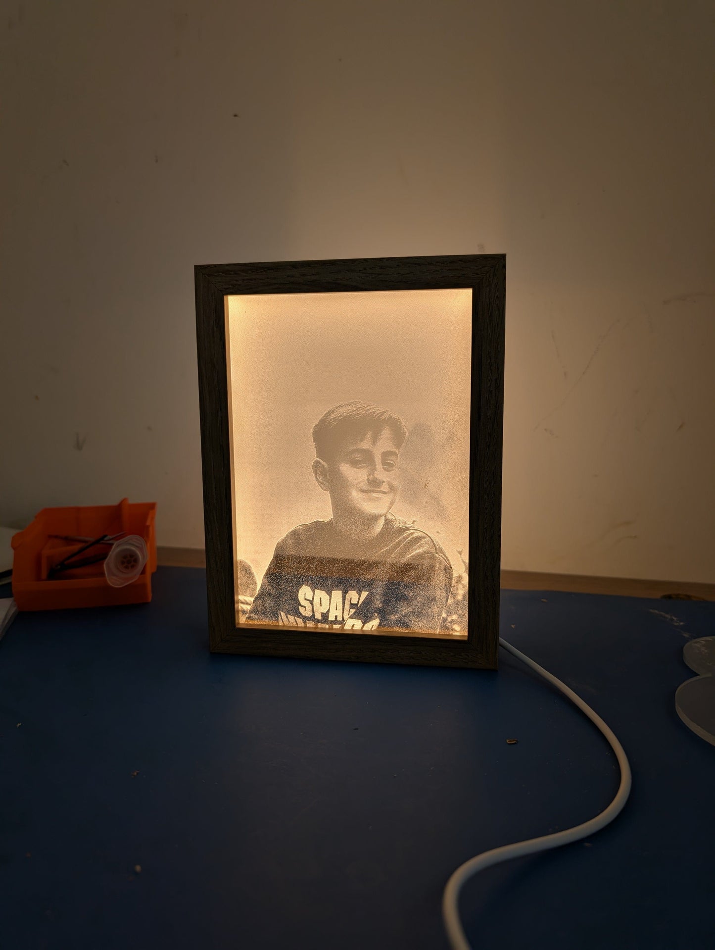 Quadro LED personalizável com moldura em madeira e controlo de intensidade