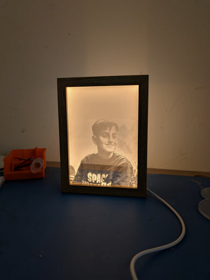 Quadro LED personalizável com moldura em madeira e controlo de intensidade