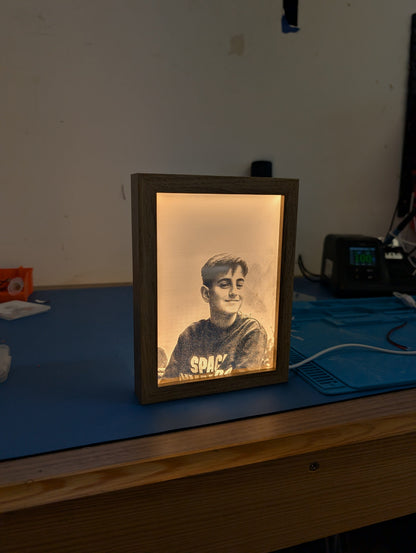 Quadro LED personalizável com moldura em madeira e controlo de intensidade