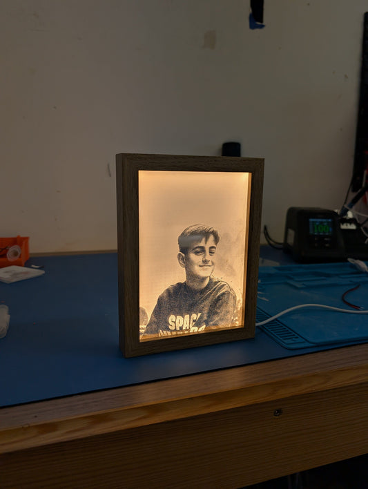 Quadro LED personalizável com moldura em madeira e controlo de intensidade