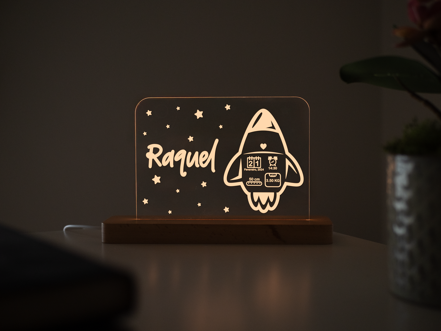 Candeeiro LED Foguetão personalizável com base em madeira e controlo de intensidade